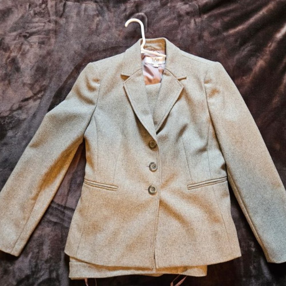 Le Suit women's 3-button pantsuit, brown, 12 petite